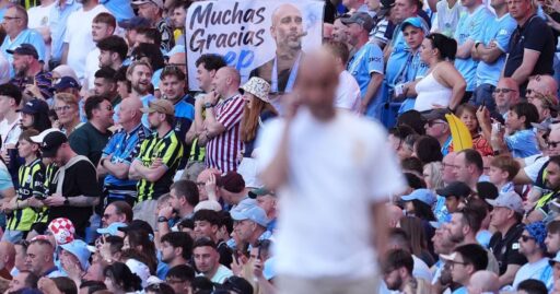 Técnico Pep Guardiola se despede do Manchester City no Etihad Stadium.