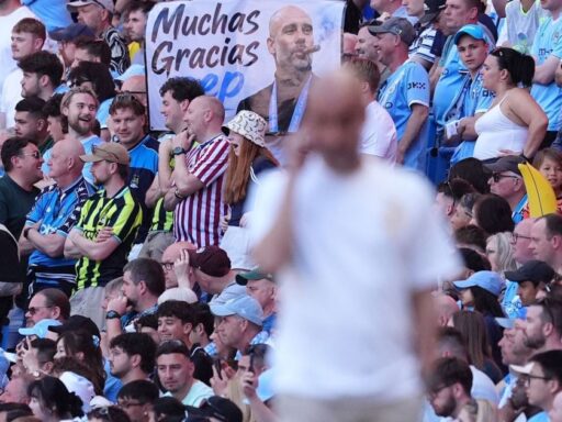 Técnico Pep Guardiola se despede do Manchester City no Etihad Stadium.