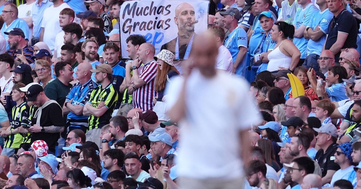Técnico Pep Guardiola se despede do Manchester City no Etihad Stadium.