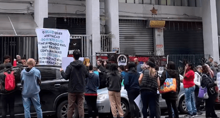 Manifestantes em frente a prédio em São Paulo protestam contra tortura animal.