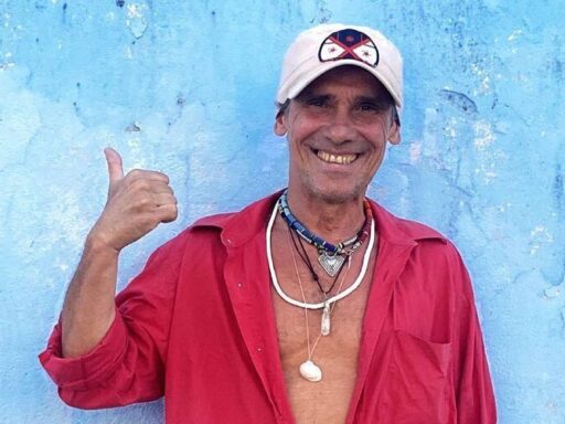 Manu Chao durante apresentação ao vivo em palco.