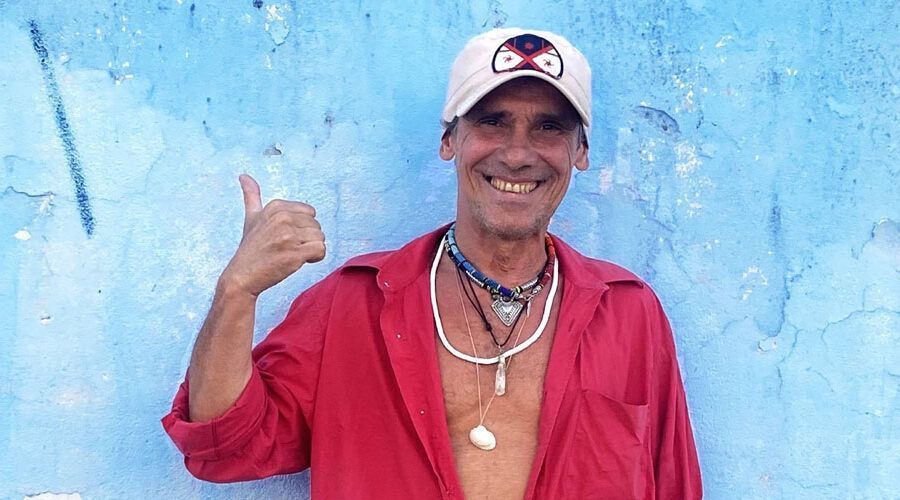 Manu Chao durante apresentação ao vivo em palco.