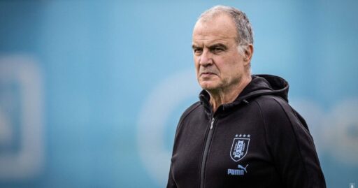 Marcelo Bielsa durante evento da Associação Uruguaia de Futebol.