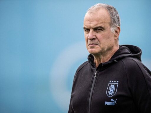 Marcelo Bielsa durante evento da Associação Uruguaia de Futebol.