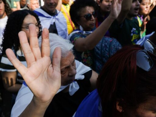 Multidão de fiéis na Marcha para Jesus no centro do Rio de Janeiro.