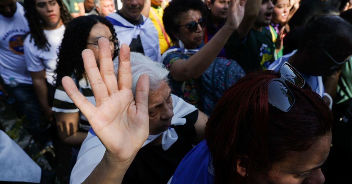 Multidão de fiéis na Marcha para Jesus no centro do Rio de Janeiro.