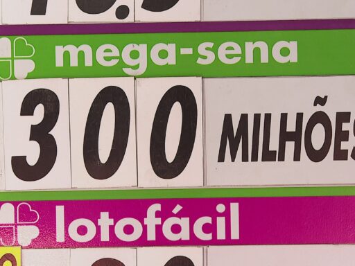 Sorteio da Mega-Sena 30 anos com prêmio de R$ 300 milhões.