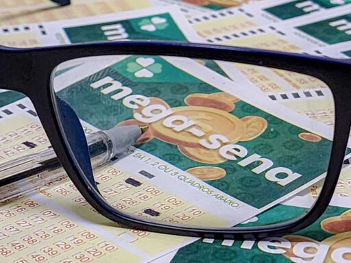 Sorteio especial de 30 anos da Mega-Sena com prêmio de 300 milhões.
