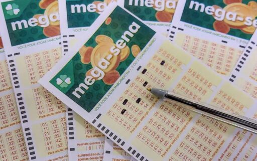 Volantes da Mega-Sena em lotérica para o sorteio especial de 30 anos.