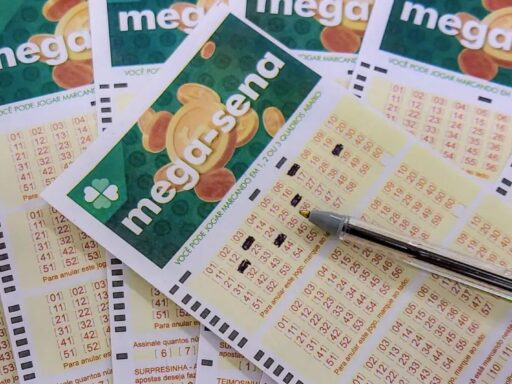 Volantes da Mega-Sena em lotérica para o sorteio especial de 30 anos.