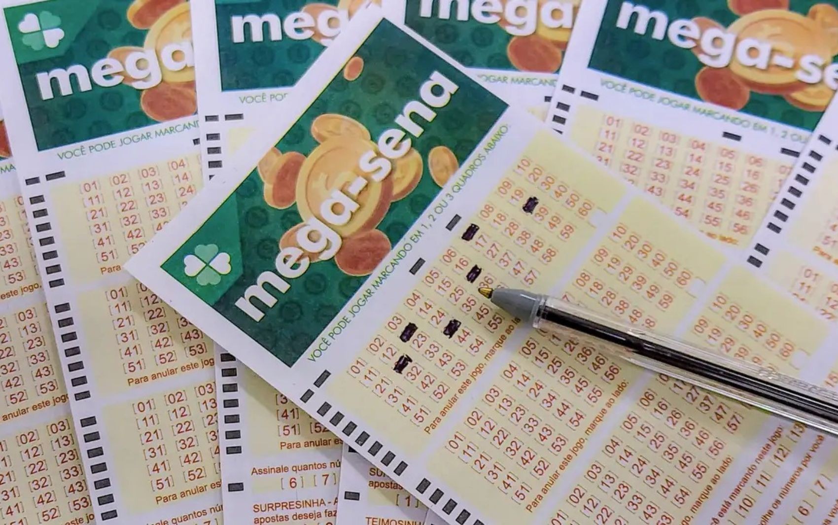 Volantes da Mega-Sena em lotérica para o sorteio especial de 30 anos.