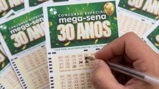 Volante da Mega-Sena com números sorteados.