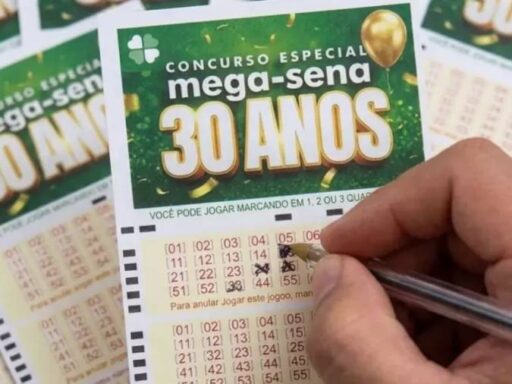 Volante da Mega-Sena com números sorteados.