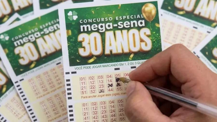 Volante da Mega-Sena com números sorteados.