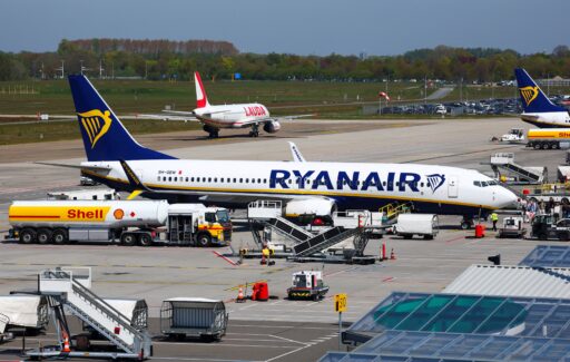 Avião comercial em aeroporto europeu.