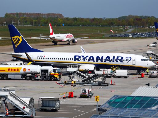 Avião comercial em aeroporto europeu.