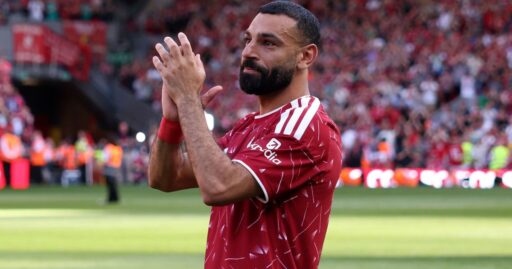 Mohamed Salah emocionado em sua despedida do Liverpool em Anfield.