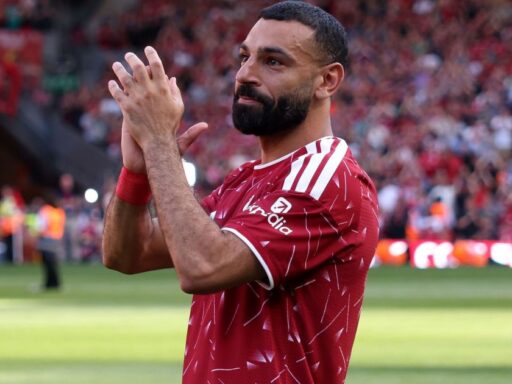 Mohamed Salah emocionado em sua despedida do Liverpool em Anfield.