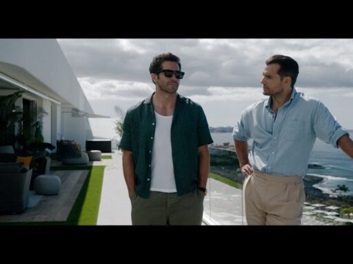 Cena do filme Na Zona Cinzenta com Henry Cavill e Jake Gyllenhaal.
