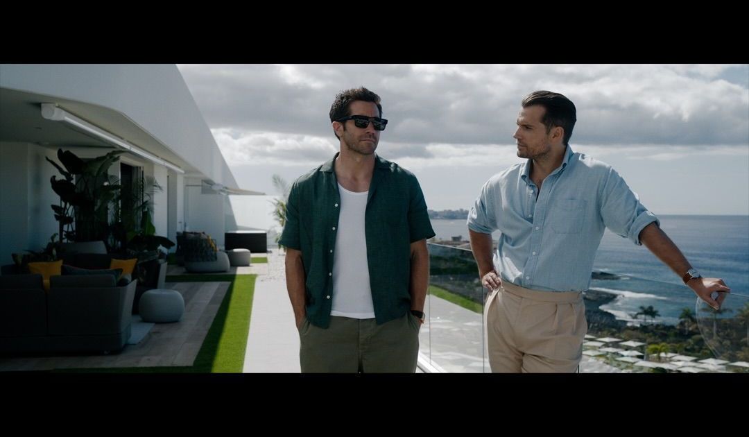 Cena do filme Na Zona Cinzenta com Henry Cavill e Jake Gyllenhaal.