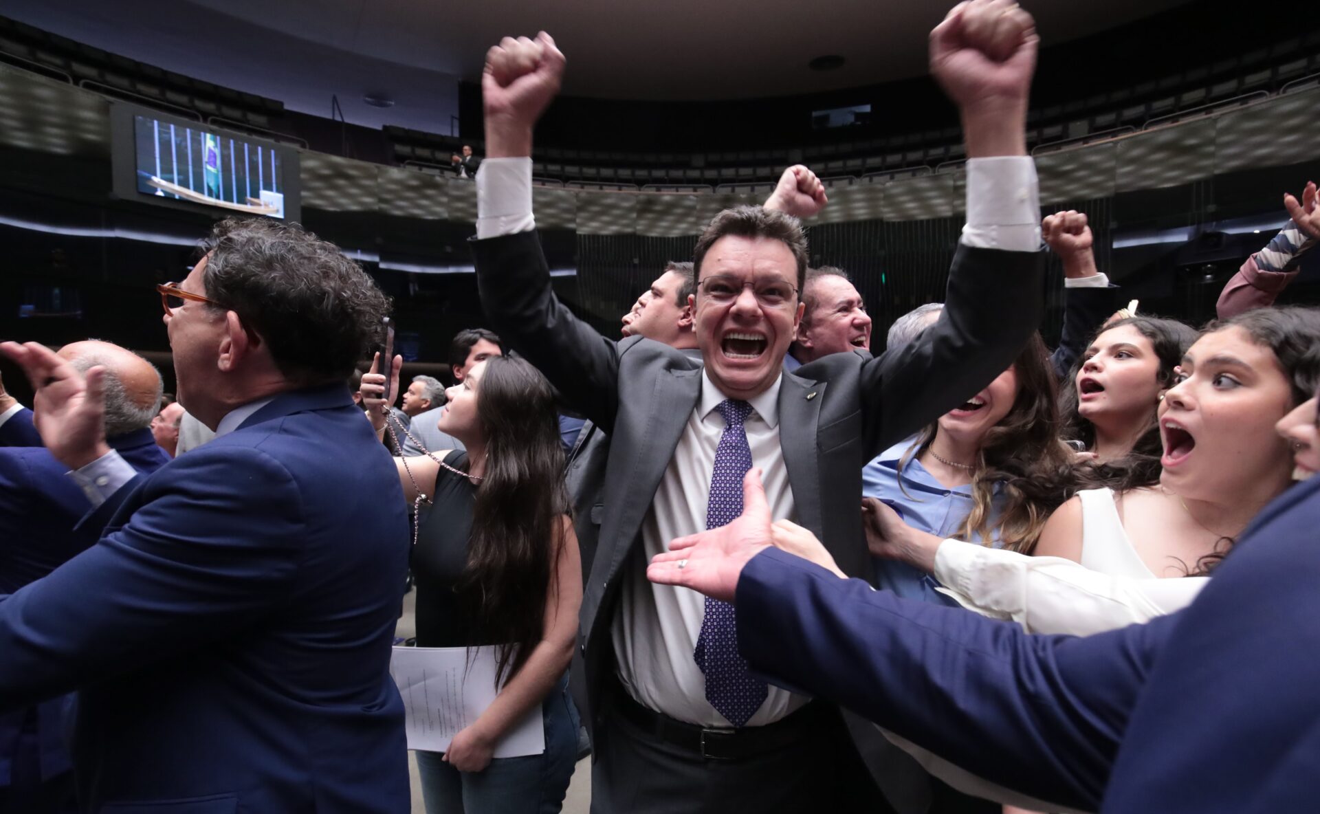 Odair Cunha toma posse como ministro do Tribunal de Contas da União em contexto de Política Econômica