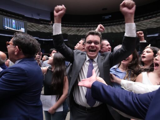 Odair Cunha toma posse como ministro do Tribunal de Contas da União em contexto de Política Econômica