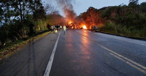 Cena do acidente entre ônibus e carreta na BR-251 em Minas Gerais.