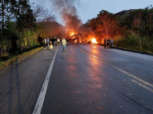 Cena do acidente entre ônibus e carreta na BR-251 em Minas Gerais.