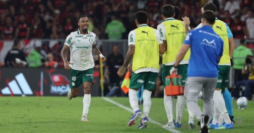 O meia Allan comemora gol do Palmeiras contra o Flamengo no Maracanã.