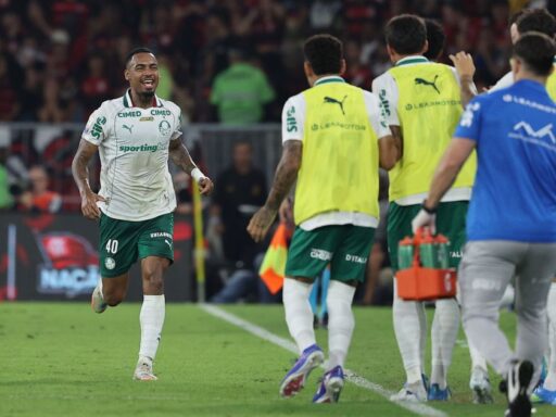 O meia Allan comemora gol do Palmeiras contra o Flamengo no Maracanã.