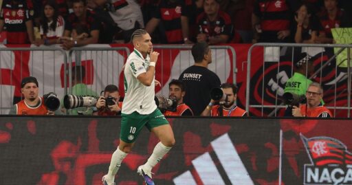 Jogadores do Palmeiras comemoram gol contra o Flamengo no Maracanã.