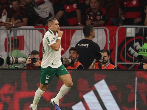 Jogadores do Palmeiras comemoram gol contra o Flamengo no Maracanã.