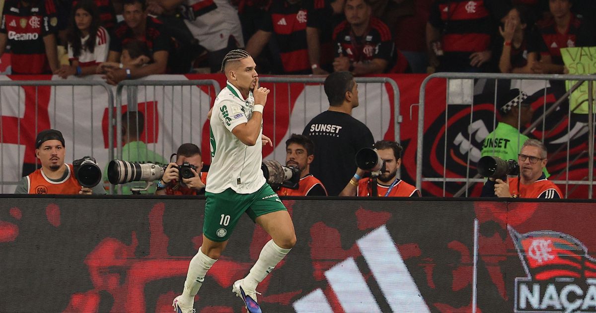 Jogadores do Palmeiras comemoram gol contra o Flamengo no Maracanã.