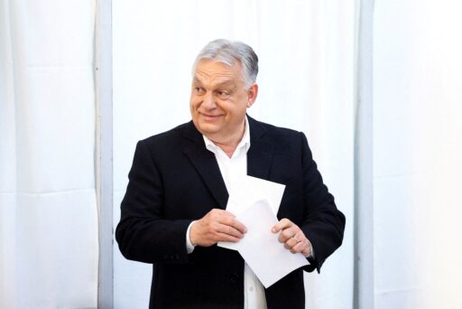 Eleitores húngaros votando em seção eleitoral durante pleito nacional.