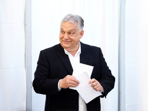 Eleitores húngaros votando em seção eleitoral durante pleito nacional.