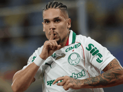 Atacante Paulinho comemora gol pelo Palmeiras no Maracanã.