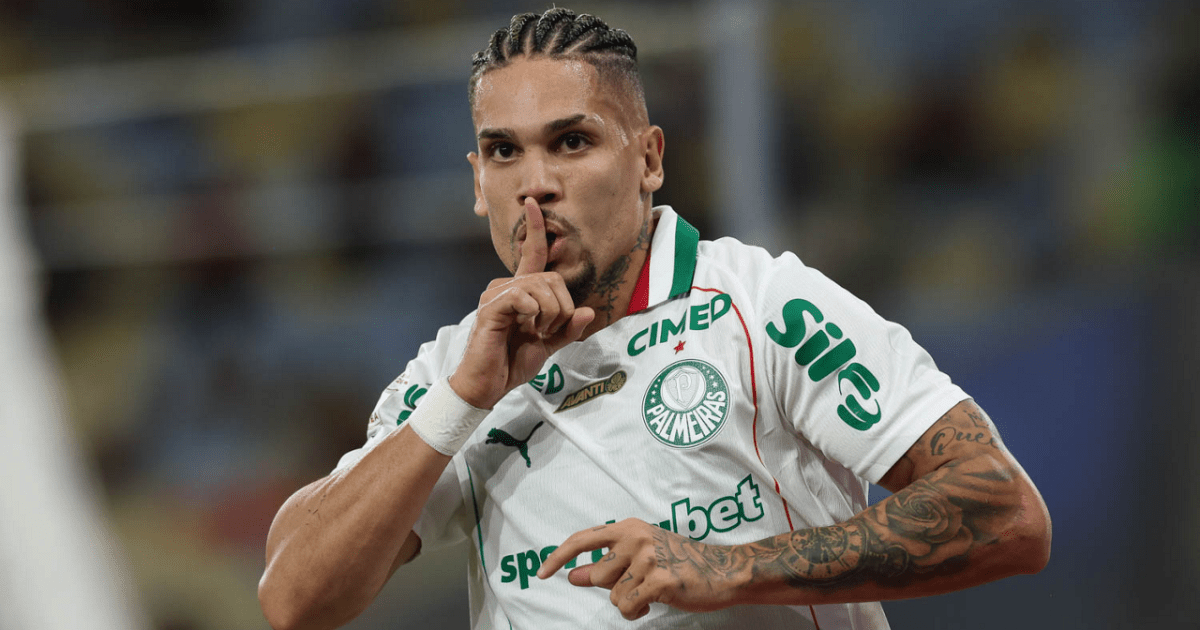 Atacante Paulinho comemora gol pelo Palmeiras no Maracanã.