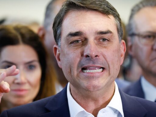 Pesquisa aponta avanço de Lula sobre Flávio Bolsonaro após caso 'Dark Horse' em contexto de Política Econômica