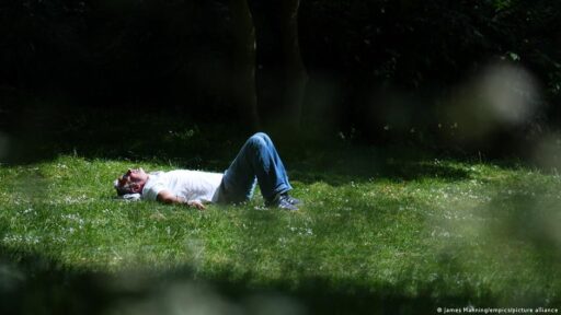 Pessoa sentindo cansaço durante a primavera.