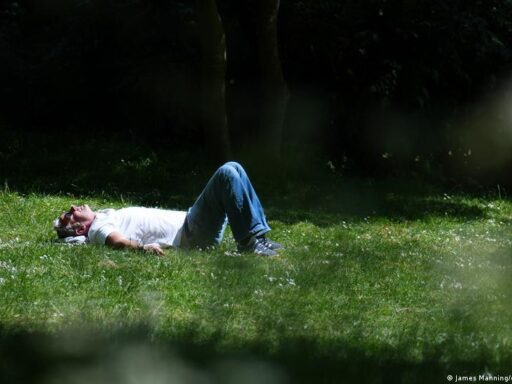 Pessoa sentindo cansaço durante a primavera.
