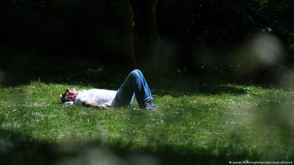 Pessoa sentindo cansaço durante a primavera.
