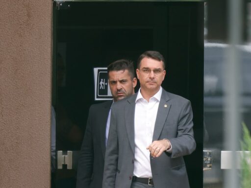 Pesquisa Atlas aponta impacto negativo na pré-candidatura de Flávio em contexto de Política Econômica