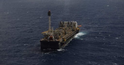 Plataforma de petróleo da Petrobras na Bacia de Campos.