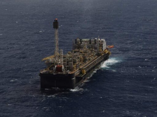 Plataforma de petróleo da Petrobras na Bacia de Campos.