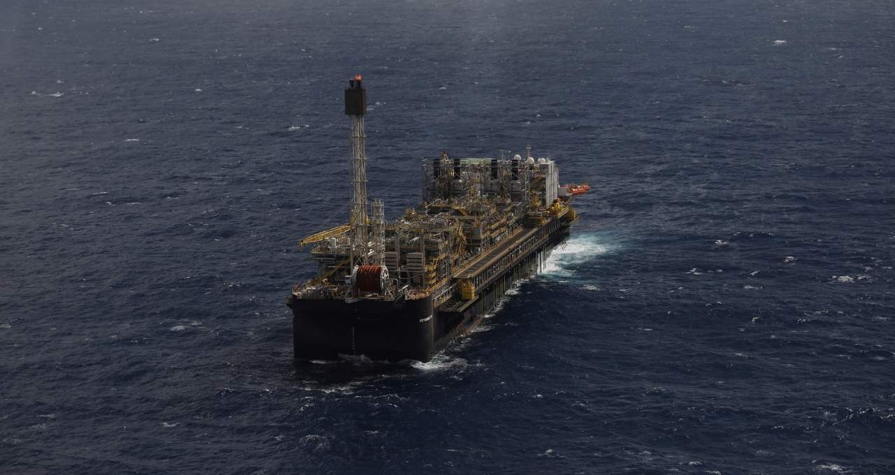 Plataforma de petróleo da Petrobras na Bacia de Campos.