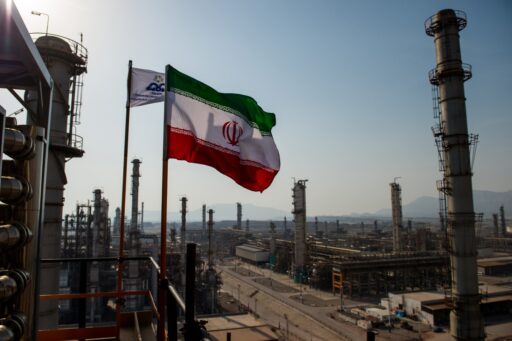 Petróleo atinge maior nível em um mês sob tensão entre EUA e Irã e saída dos Emirados Árabes da Opep em contexto de Finanças do Brasil