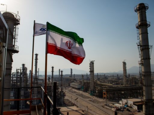 Petróleo atinge maior nível em um mês sob tensão entre EUA e Irã e saída dos Emirados Árabes da Opep em contexto de Finanças do Brasil