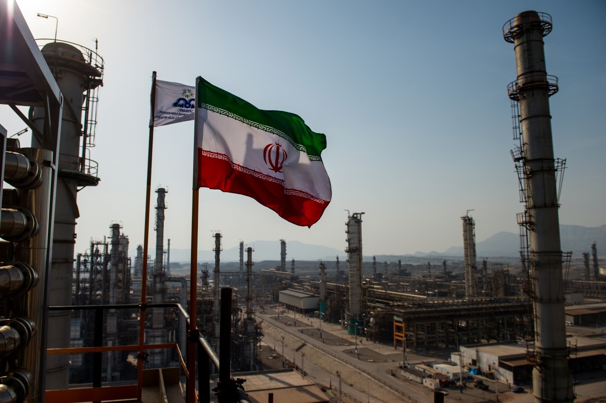 Petróleo atinge maior nível em um mês sob tensão entre EUA e Irã e saída dos Emirados Árabes da Opep em contexto de Finanças do Brasil
