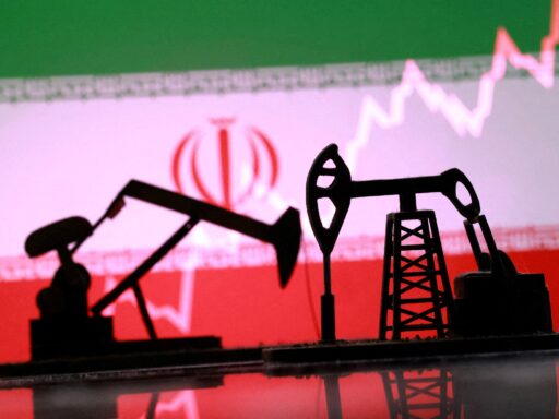 Petróleo cai mais de 5% com expectativa de acordo entre EUA e Irã em contexto de Política Econômica