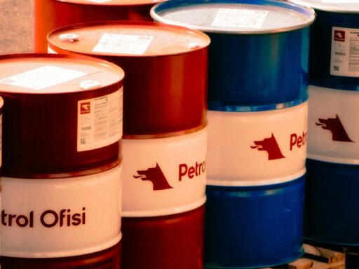 Petróleo dispara e atinge maior valor desde 2022 com escalada de tensão entre EUA e Irã em contexto de Finanças do Brasil